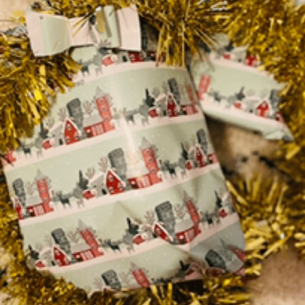 Top Christmas Wrapping Hack: Paper Bows