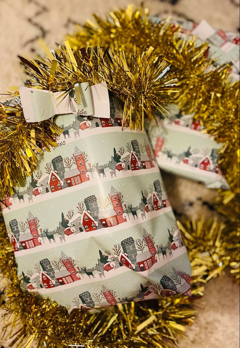 You are currently viewing Christmas Wrapping Hack: Paper Bows